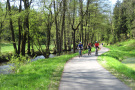 Radfahrer nutzen den in Kooperation aller Kommunen ausgebauten Radweg.