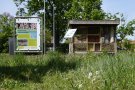 Tafel und Insektenhotel auf Wiese