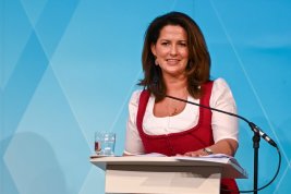 Ministerin am Rednerpult mit Mikrofon