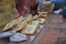 Verschiedene Käsesorten liegen auf einem Tisch