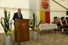 Bürgermeister Herbert Bauer spricht am Rednerpult im Festzelt