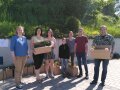 Frauen und Männer holen sich ihre Box mit Kräuter- und Gemüsepflanzen bei der Gemeinde Tännesberg ab.