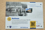 Blick auf Infotafel mit QR-Code für den digitalen Stadtrundgang