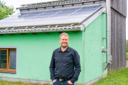 Andreas Bodensteiner vor einem Gebäude.