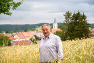 Josef Beimler in einem Weizenfeld