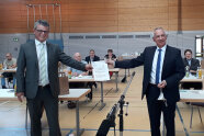 ILE-Vorsitzender Martin Birner nimmt den Förderbescheid von Behördenleiter Thomas Gollwitzer entgegen