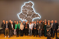 Gruppenbild in einem geschlossenen Raum mit sehr vielen Menschen