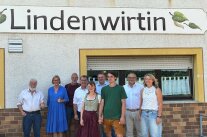 Vor dem Gebäude der „Lindenwirtin“ freuen sich die Beteiligten über das Projekt.