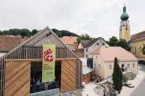 Die Luftaufnahme zeigt im Vordergrund das “Haus der Biodiversität“ in Tännesberg 