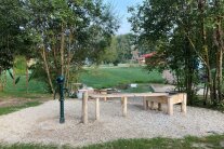 Blick auf Wasser-Matsch-Spielplatz in Arrach