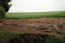 Angeschwemmtes Bodenmaterial am Feldrand