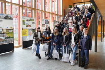 Ein Gruppenfoto mit Schülerinnen der Mädchenrealschule Waldsassen zusammen mit Pressesprecherin Petra Nickl am Amt für Ländliche Entwicklung Oberpfalz.