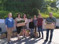 Frauen und Männer holen sich ihre Box mit Kräuter- und Gemüsepflanzen bei der Gemeinde Tännesberg ab.