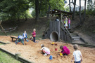 Kinder spielen gemeinsam auf dem Spielplatz.