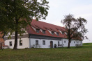 Saniertes ehemaliges Wohnstallhaus am Rande des Weilers in exponierter freier Lage am Waldrand.