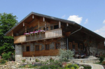 Waldlerhaus in Holzblockbauweise mit Balkon
