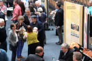 Tagungsgäste im Dialog beim Marktplatz der Ideen