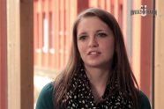Eine Auszubildende gibt Interview vor der Kamera