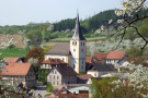 Blick auf Kirche und benachbarte Häuser aus der Vogelperspektive