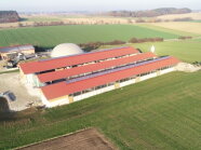 Der neue offene Laufstall der Familie Leonbacher aus der Vogelperspektive