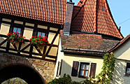 Fachwerkhaus mit Geranien am Fenster