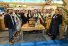 (v. l.) Christian Leibig, Müllerbräu Pfaffenhofen, Sarah Jäger, Bierkönigin, Julia Eichstetter, Vize-Hopfenkönigin, Adolf Schapfl, Präsident Verband Deutscher Hopfenpflanzer, Albert Gürtner, Landrat, Staatsministerin Michaela Kaniber, Wolfgang Hagl, Bürgermeister Hettenshausen, Johannes Hofner, Vorstand KUS Landkreis Pfaffenhofen, Georg Ott, Bürgermeister Ilmmünster, Susanne Kaindl, Hallertauer Hopfenkönigin, Daniela Blomoser, Hopfenbotschafterin, Kathrin Kund, Hopfenbotschafterin, Elisabeth Stiglmaier, Hopfenbotschafterin.
