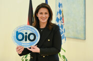 Ministerin Michaela Kaniber mit Bio-Siegel in der Hnd
