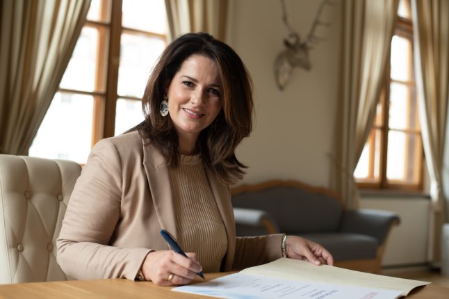 Ministerin unterschreibt eine Urkunde (Foto: Judith Schmidhuber/StMELF)