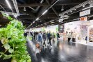 Menschen laufen den Weg in der Halle entlang
