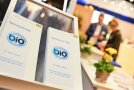 Zwei Stapel Flyer Bio Siegel