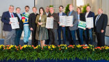 Gruppenbild mit den Preisträgern und der Agrarministerin Michaela Kaniber