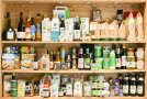 Viele Bioprodukte in einem Wandregal