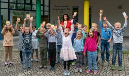 Ministerin Michaela Kaniber mit den Kindern der Klasse 3a der Grundschule Schwabhausen